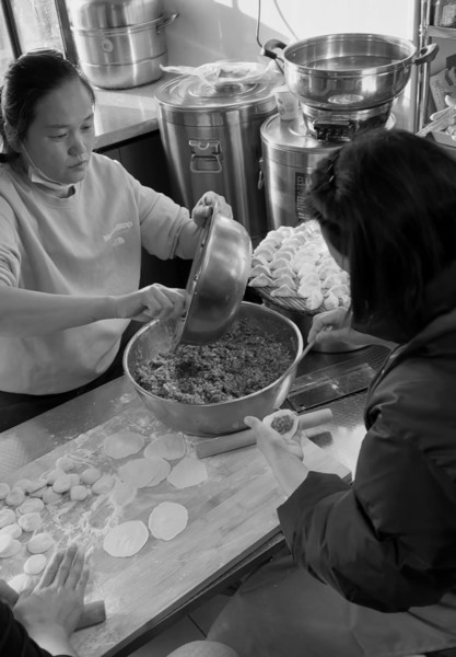 患者家属和志愿者们正在包饺子